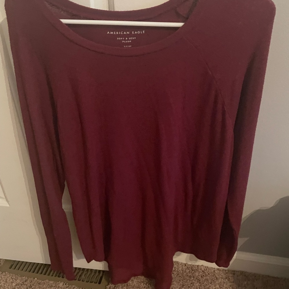 American Eagle Long Sleeve Top in a maroon/dark red color!